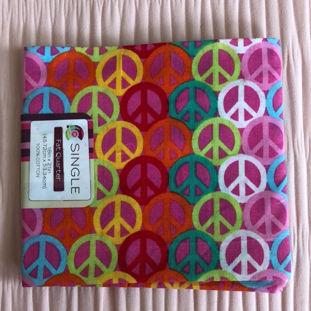 SINGLE FAT QUARTER 18 IN X 21 IN 100% COTTON MULTICOLORED PEACE SIGN PRINT
